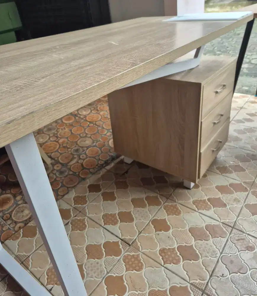 Meja kerja / meja belajar
