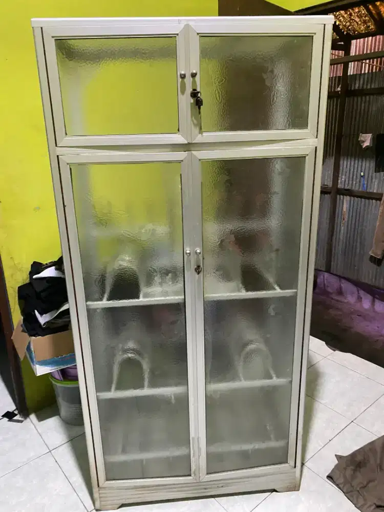 Lemari rak piring kaca