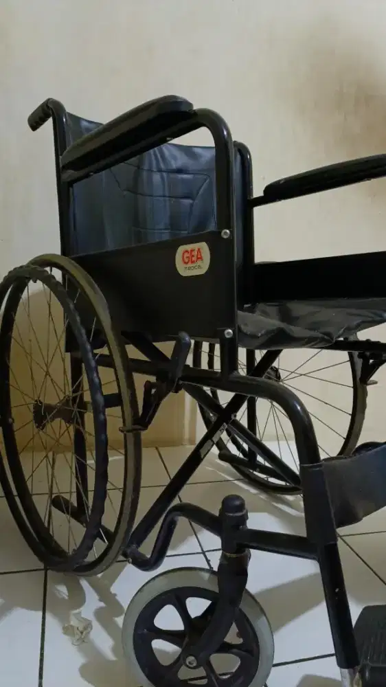 Kursi Roda Standar FS 875 Black Steel