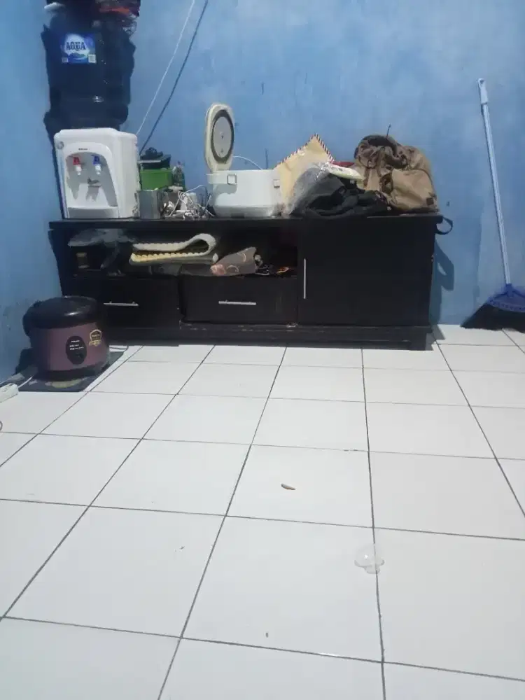 Lemari tv bahan kayu tebal