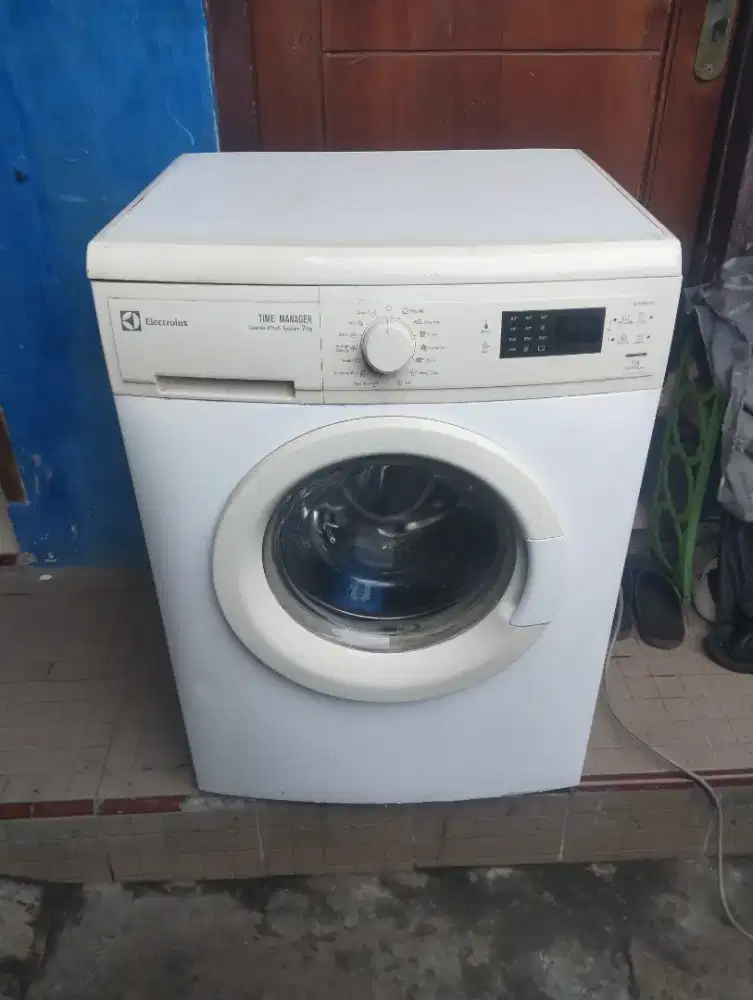 Elektrolux 7 kg siap pakai normal original saya garansi servis 3 bln
