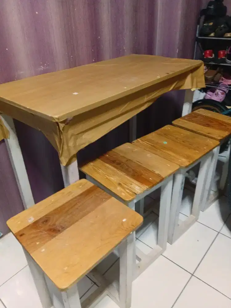 Meja dan 4 kursi kayu