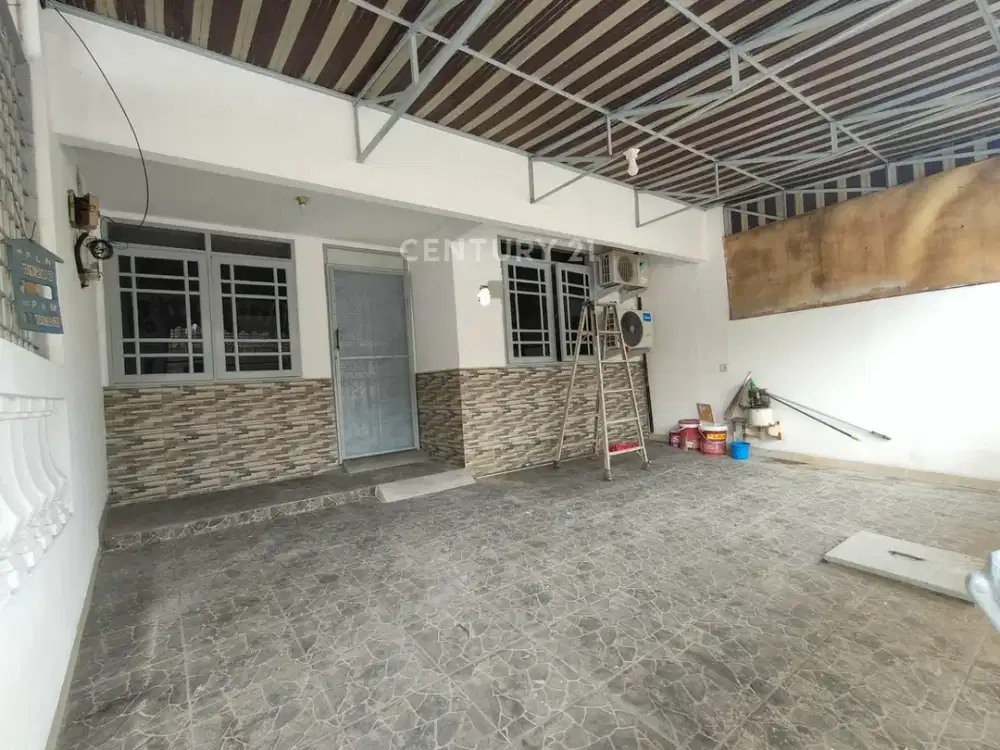 Rumah Kondisi Rapi Bersih Dekat Stasiun Taman Kota Jakarta Barat