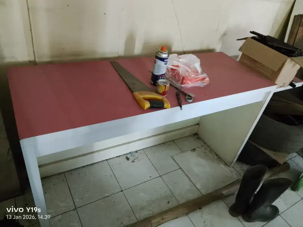 Dijual meja bekas buka toko pakaian baby