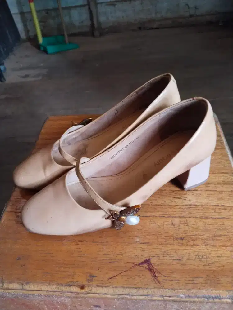 Sepatu Hak wanita Creme