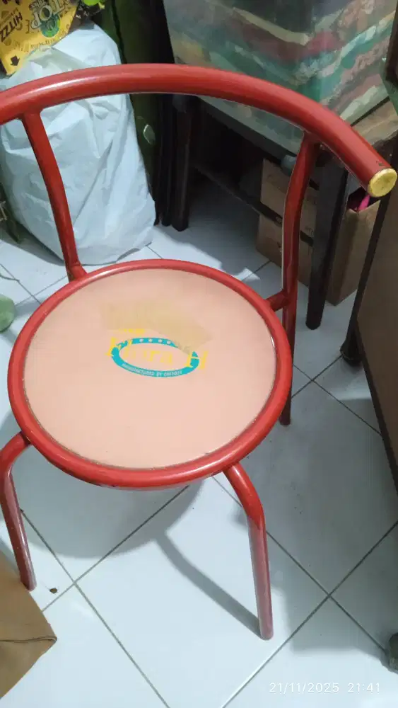 Kursi Merah Teras