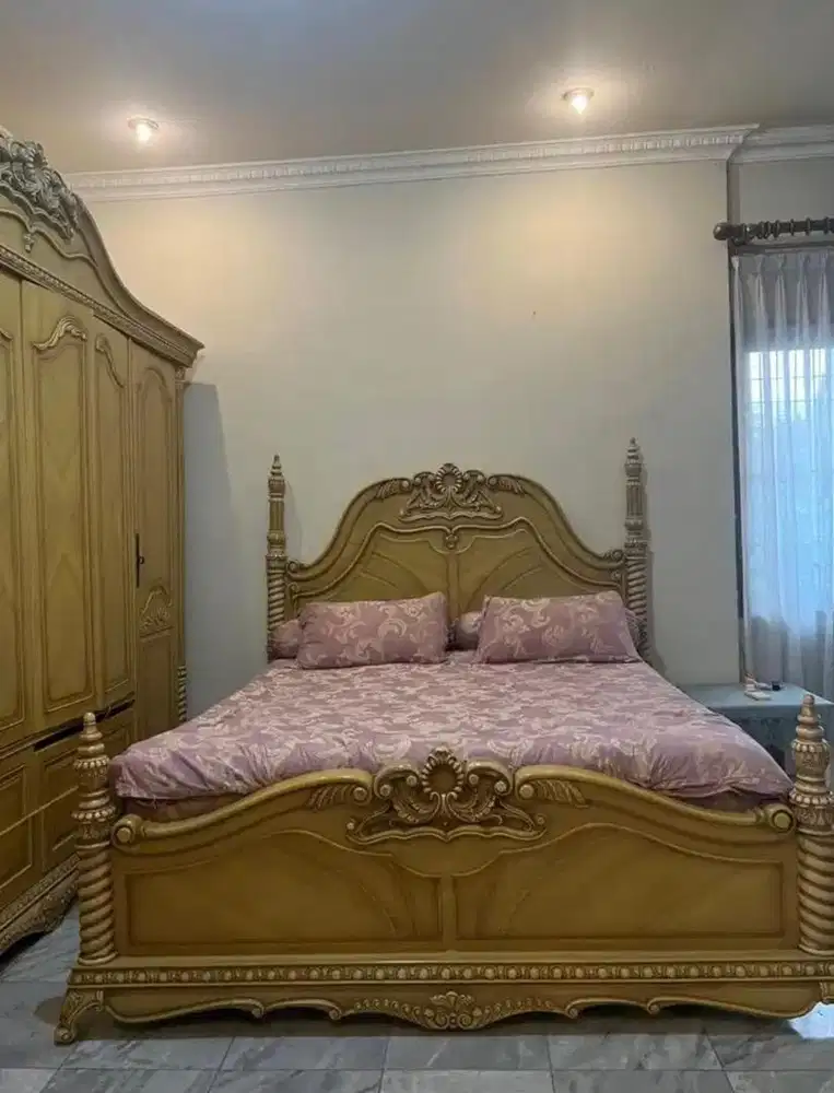 Satu set furniture Tempat tidur,meja kecil dan lemari Davinci