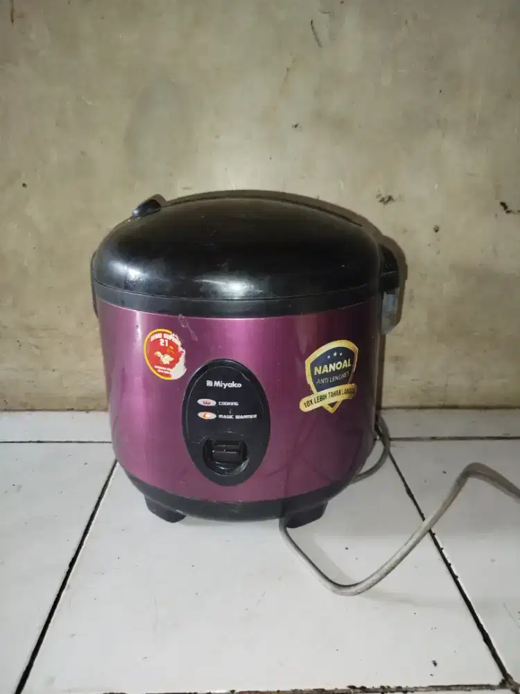 Magic com second merk Miyako ukuran 1,8liter harga 150 ribu siap anter