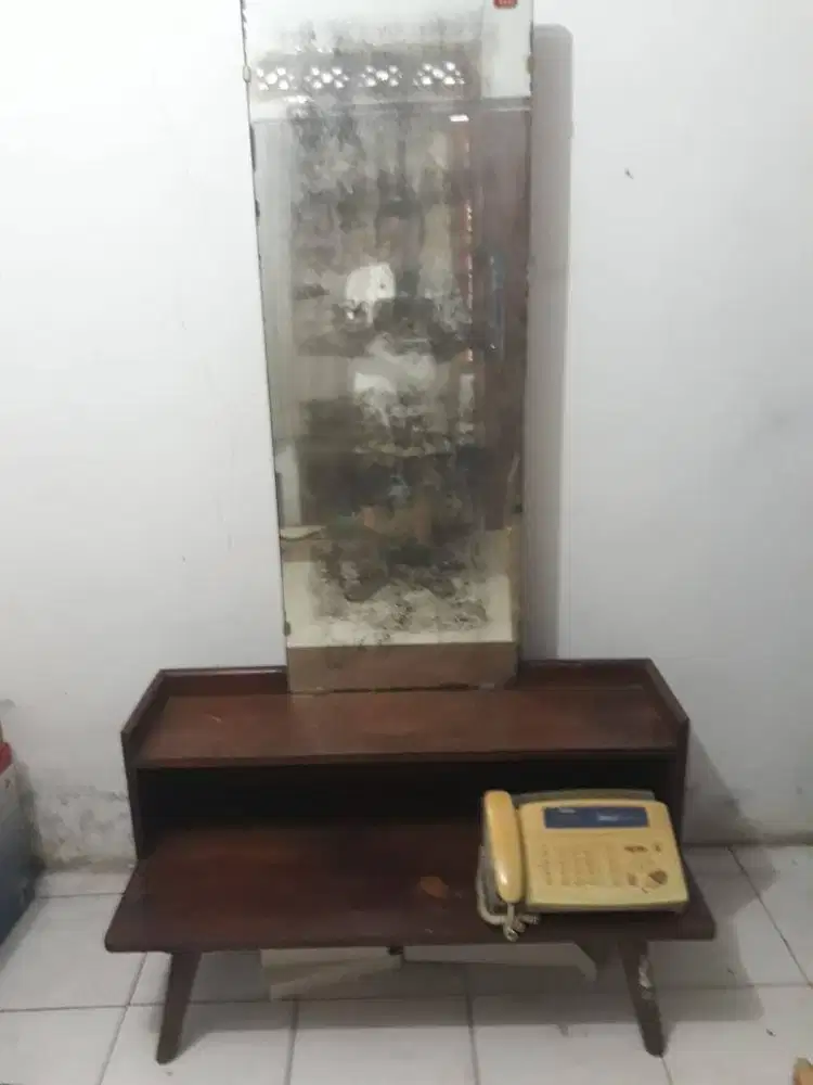 Meja Rias dengan cermin panjang.