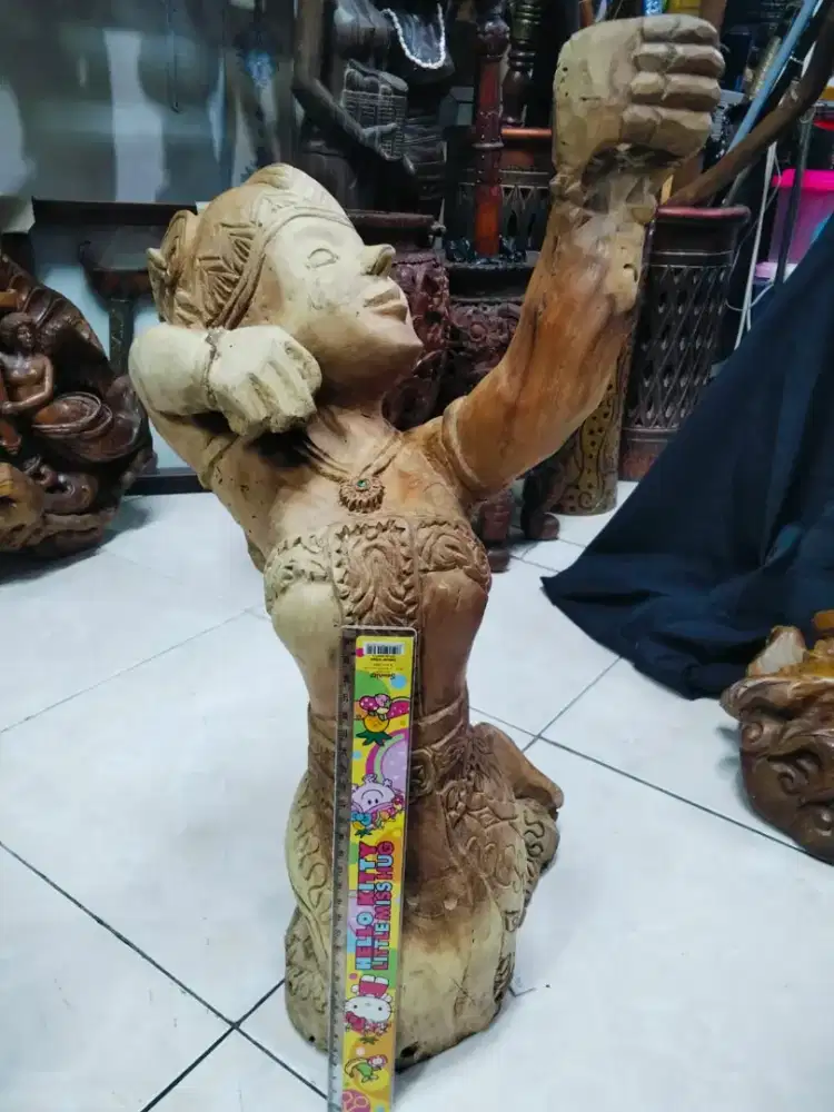 Patung ukiran Dewi antik dan langka di Jakarta