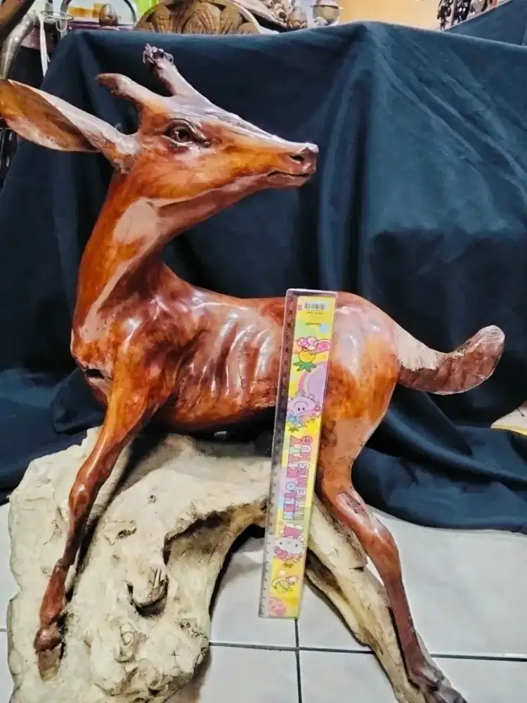 Patung rusa ukiran kayu unik dan langka di Jakarta