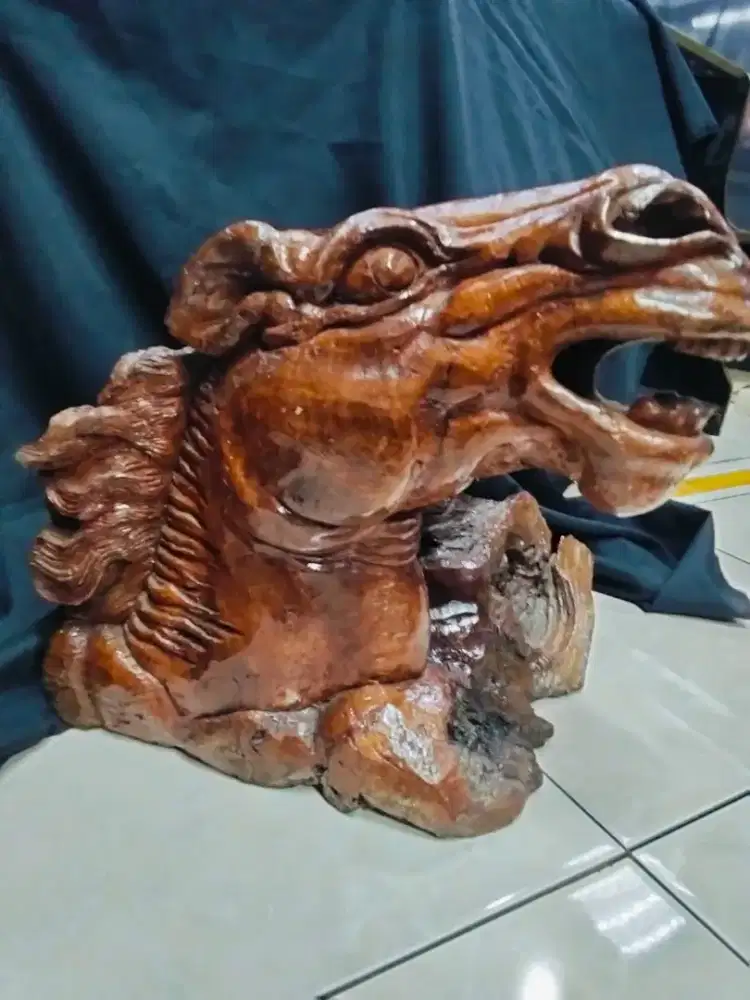 Patung ukiran kayu unik motif kuda yang langka di Jakarta