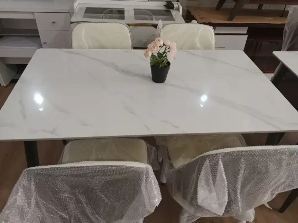 Meja makan 4 kursi murah