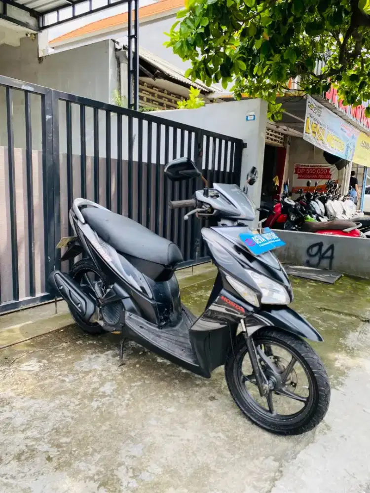 Vario cw th 2011 hitam