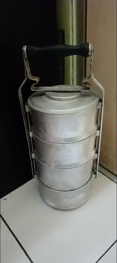Dijual Rantang klasik 4 susun tinggi kurang lebih 28cm.