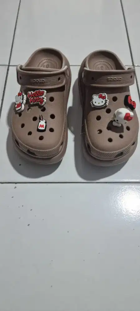 Sendal buaya helo kitty