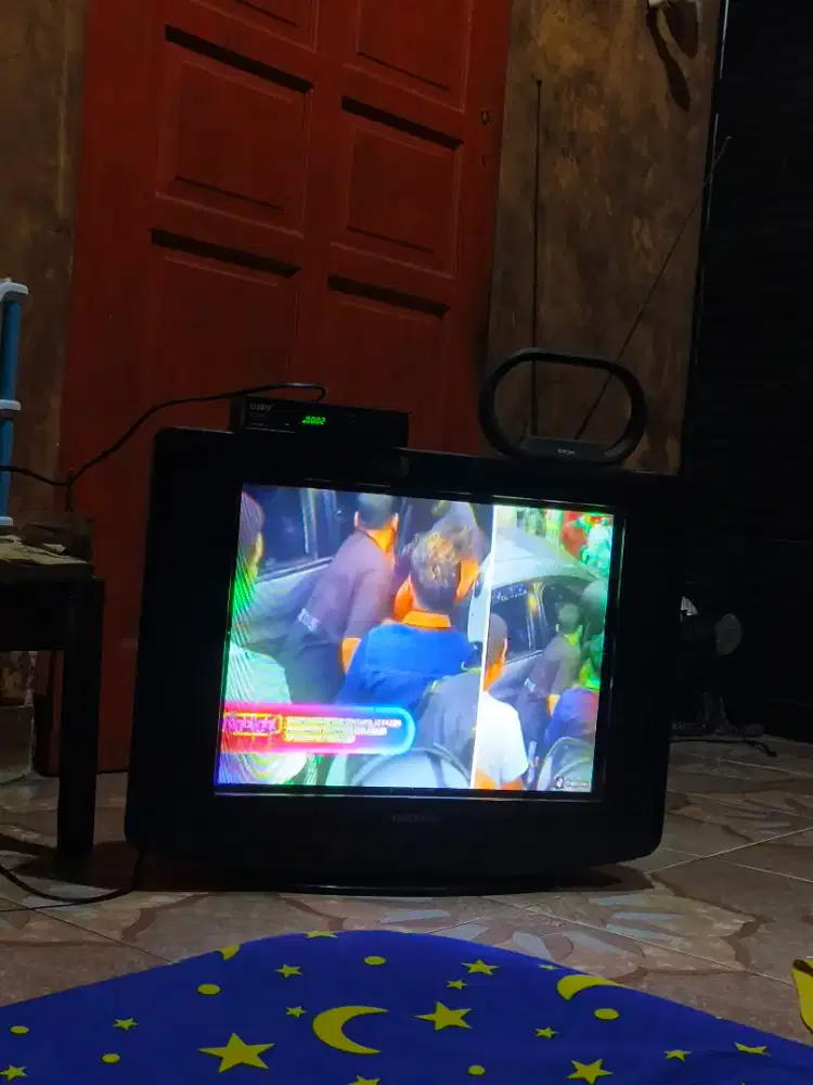 Tv Samsung Tabung 21 inch jual apa adanya plus STB Luby normal