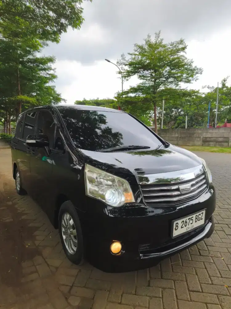 Toyota Nav1 tahun 2013 hitam siap pakai