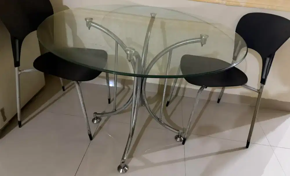 Meja makan + 2 kursi
