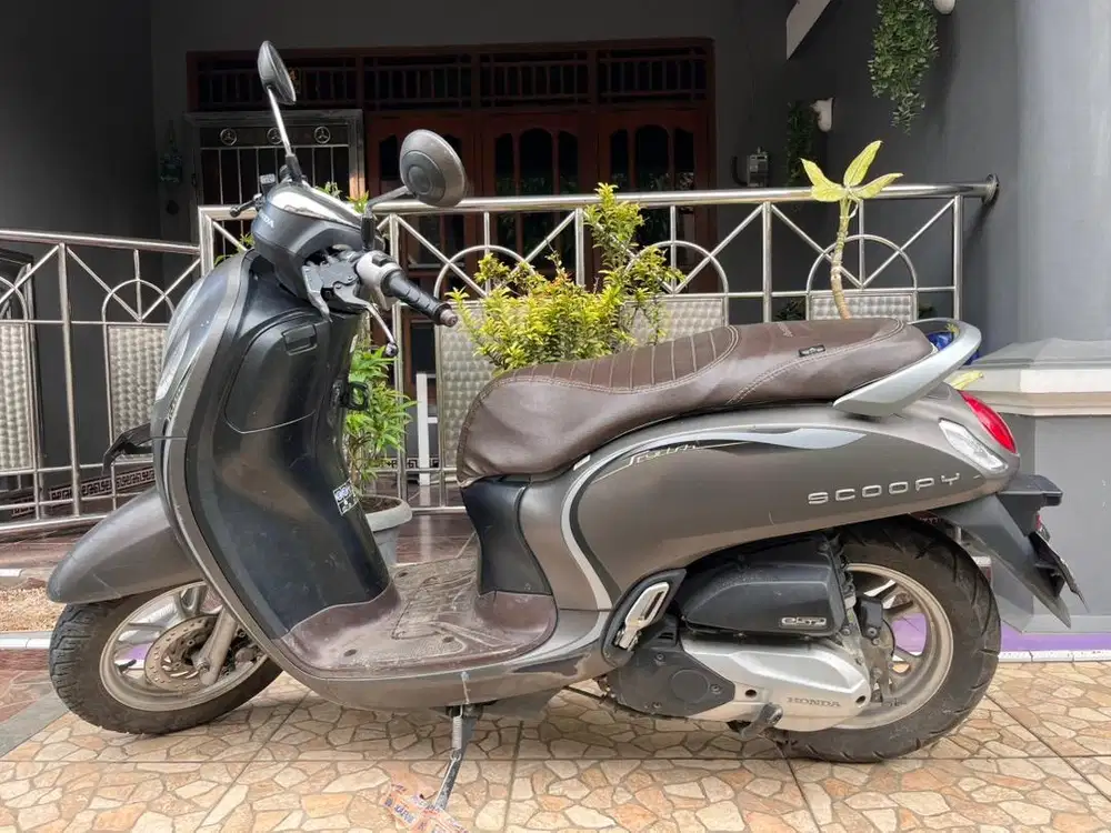 SCOOPY STYLISH 2021 COKLAT