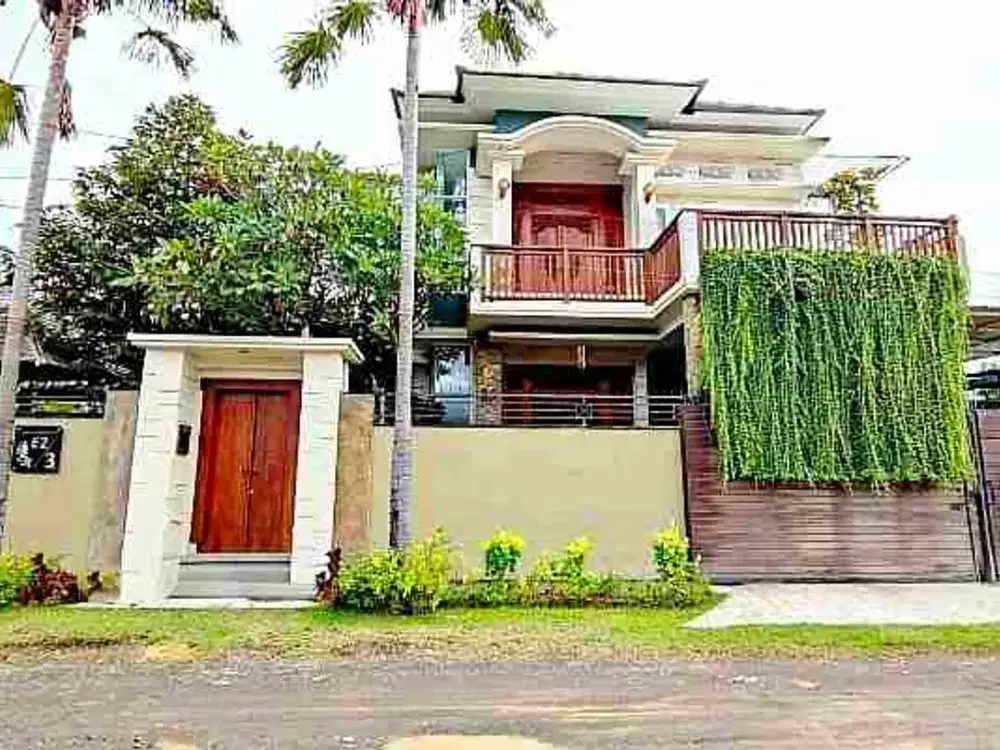 Rumah Modern dengan Kebun Luas di Tukad Badung Renon