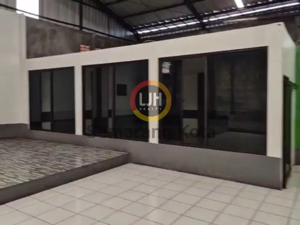 Bangunan usaha di jalan Kedungmundu