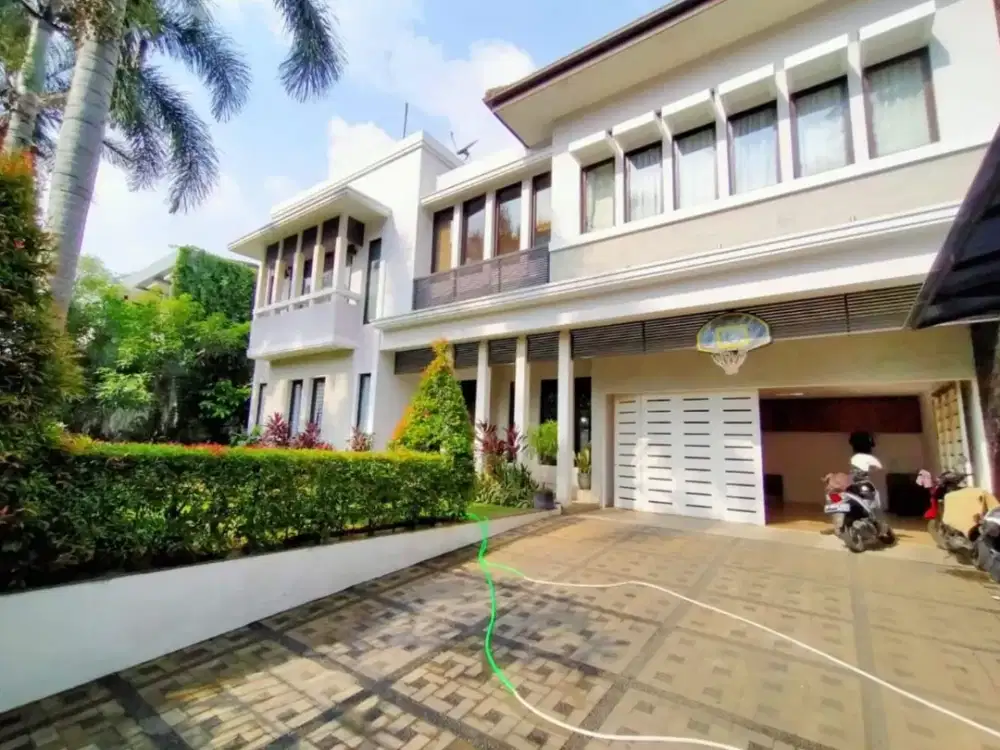 Dijual Rumah Luas dan Cantik di Area Elite dan Tenang Kemang, Ada Taman dan Kolam Renang