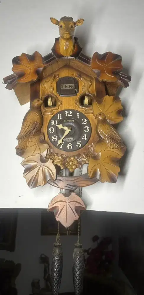 Jam Dinding Cuckoo RHYTHM Japan – Kayu Ukir Klasik