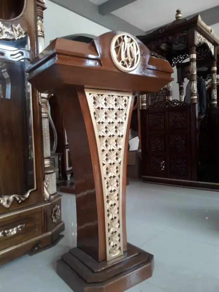 Mimbar kayu jati