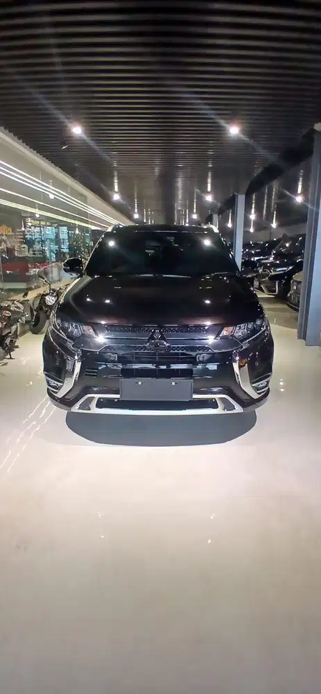 Mitsubishi Outlander 2.4 PHEV hybrid 4x4 Awd AT Tahun 2020