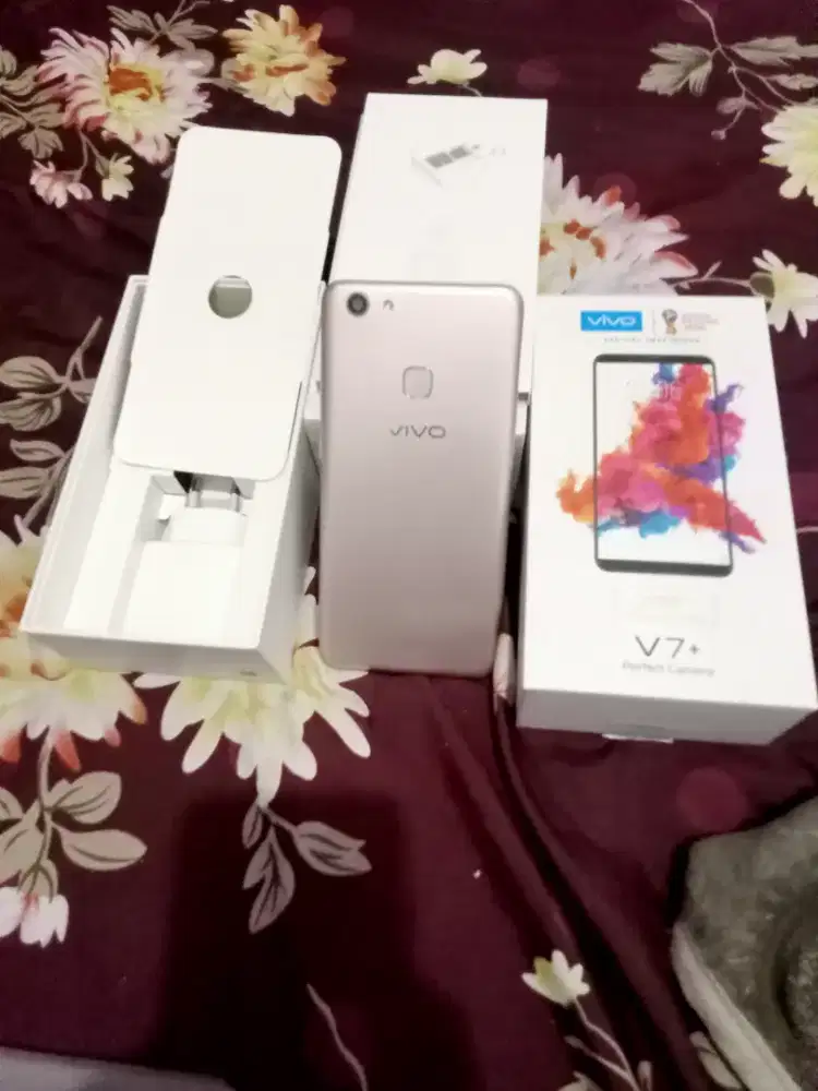 Vivo V7 plus 4/64