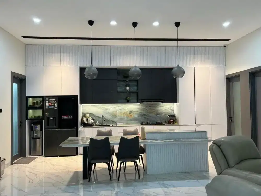 Rumah mewah Minimalis  dengan Kolam Renang di Pusat Kota Turangga