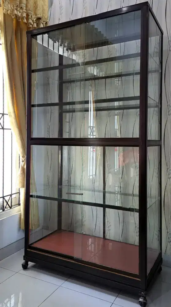 Lemari Kaca Etalase Pajangan Preloved