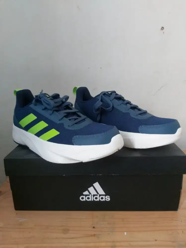 Sepatu adidas basefly