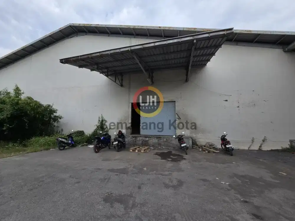 Gudang siap pakai di Yos Sudarso