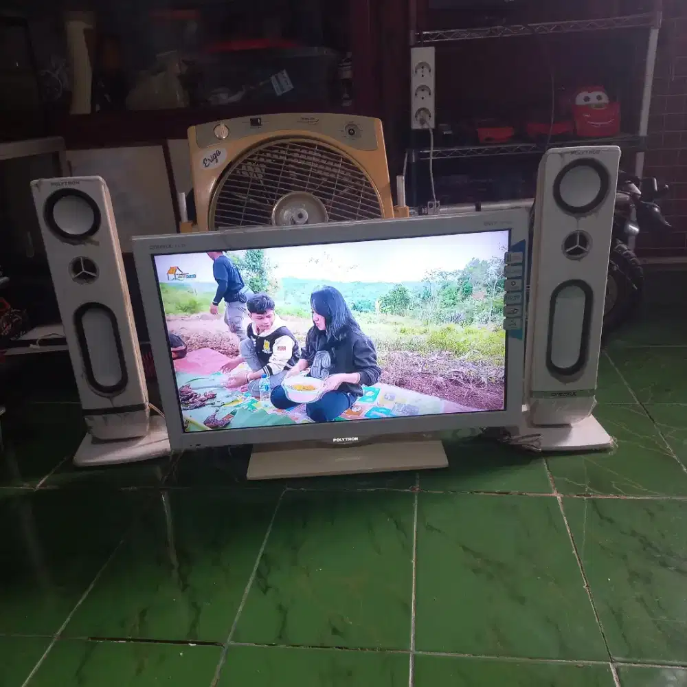 TV LED Polytron PLD24T810W Bekas ( Cocok untuk Karaoke)