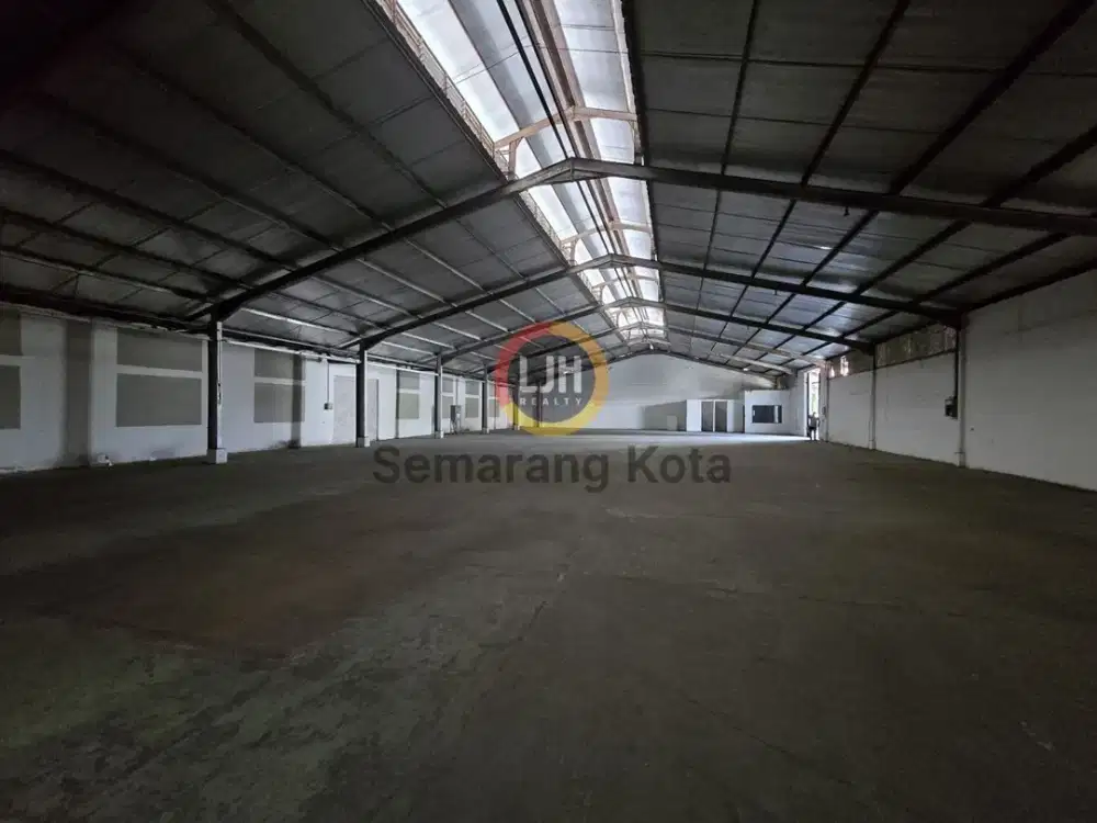 Gudang di jalan Perintis Kemerdekaan