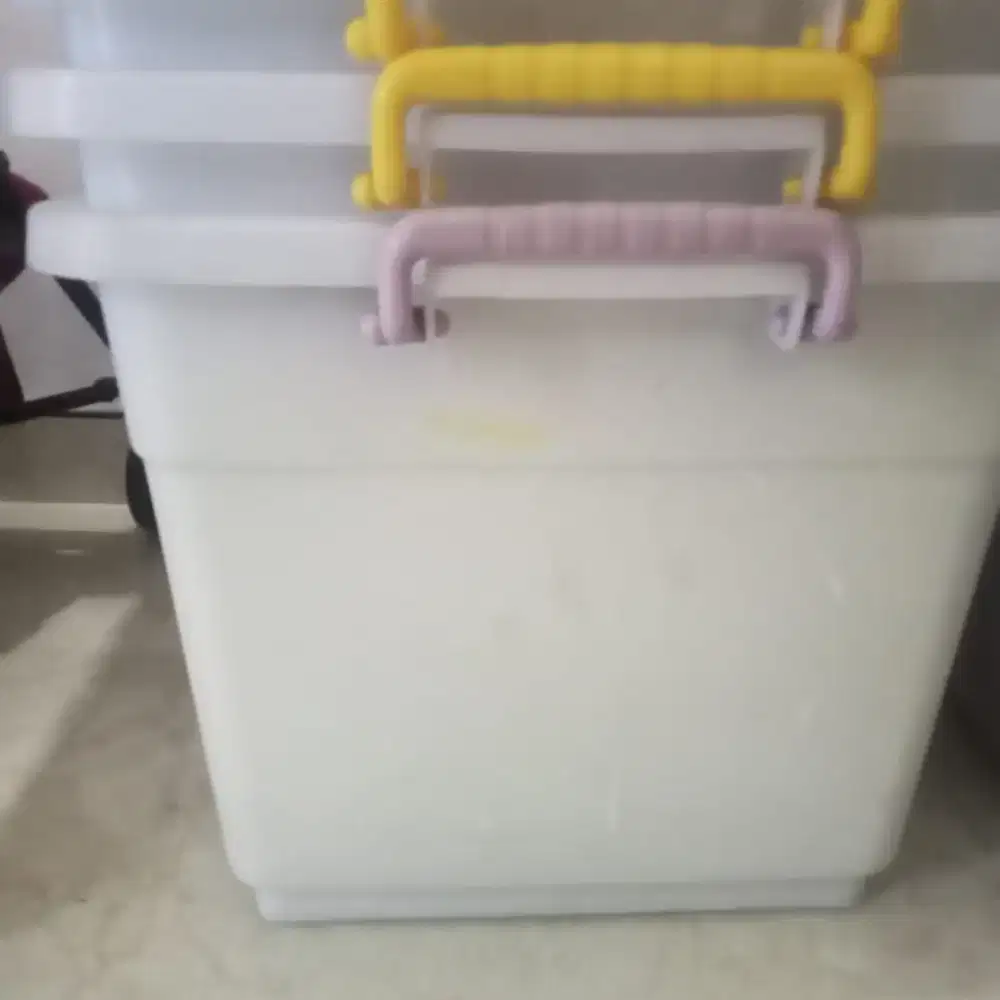 Kontainer boks berbagai warna