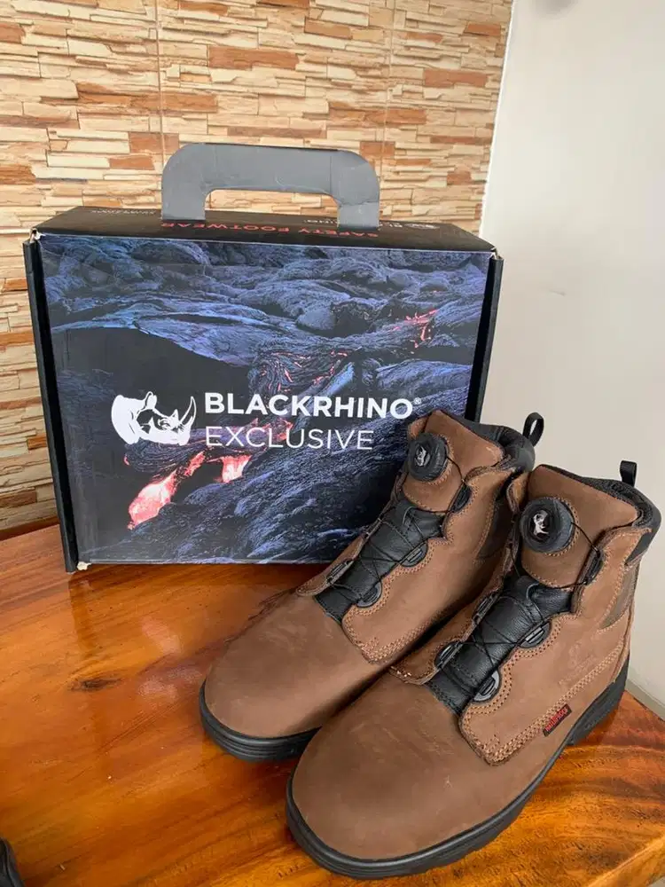 Sepatu safety black rhino