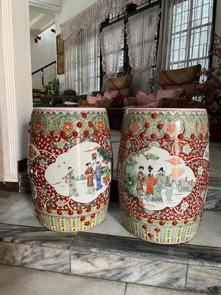 Gentong dan banyak patung antik lainnya dijual murah