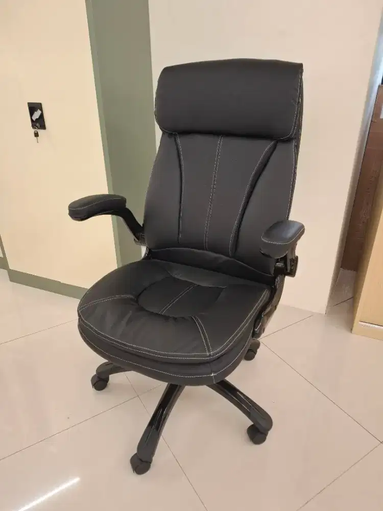 Kursi Kantor Manager Hitam Cleo