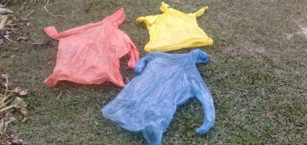 Di jual jas hujan 4 buah bahan nya plastik wa dan hp murah aja 50 RB