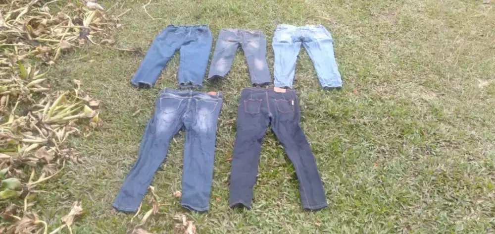 Di jual celana jeans cew 5 buah murah meriah no minus wa dan hp