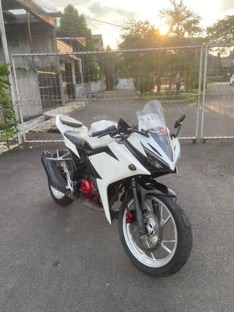 Honda Cbr 150R white edition