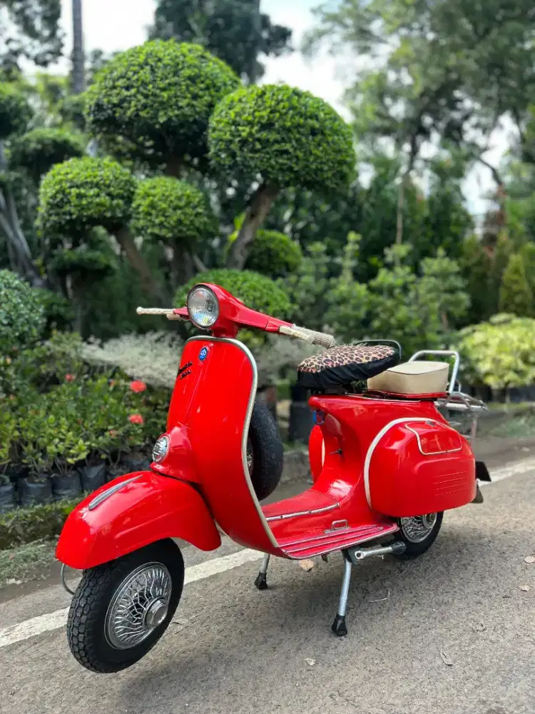 Vespa super red