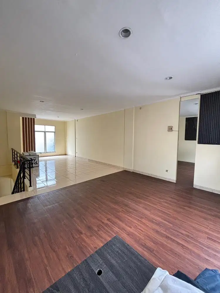 Disewakan ruang usaha besar lantai 2