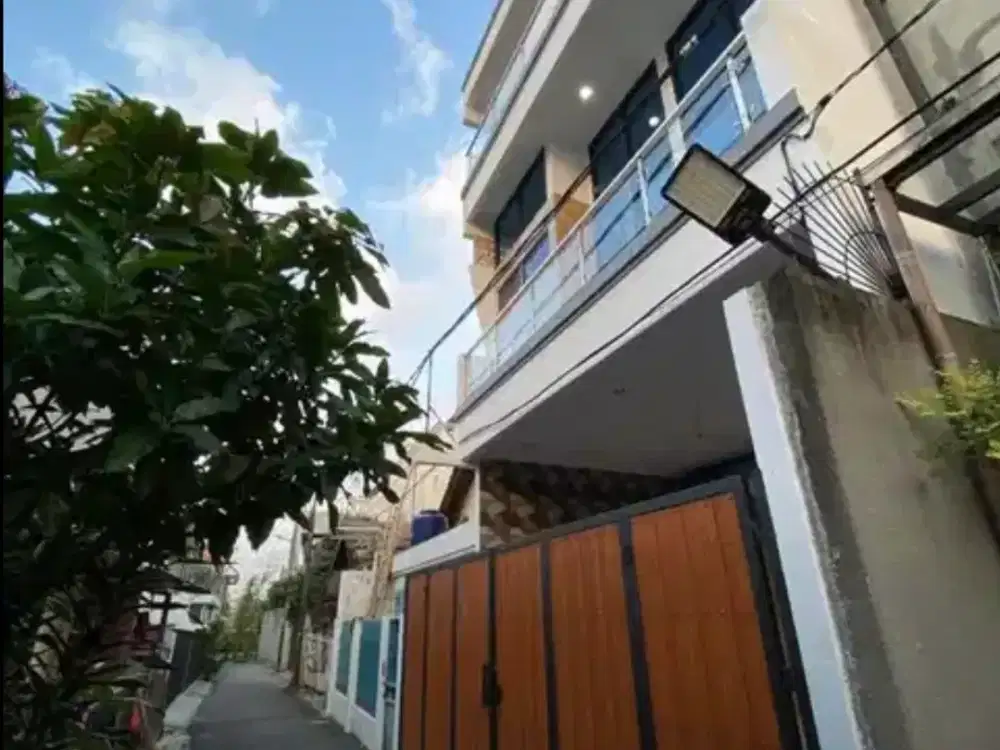 TEBET - RUMAH SUPER BAGUS 3 LANTAI LOKASI STRATEGIS SIAP HUNI