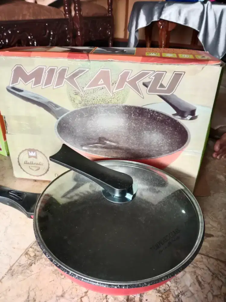 wajan (wok pan) MIKAKU dengan tutup kaca.