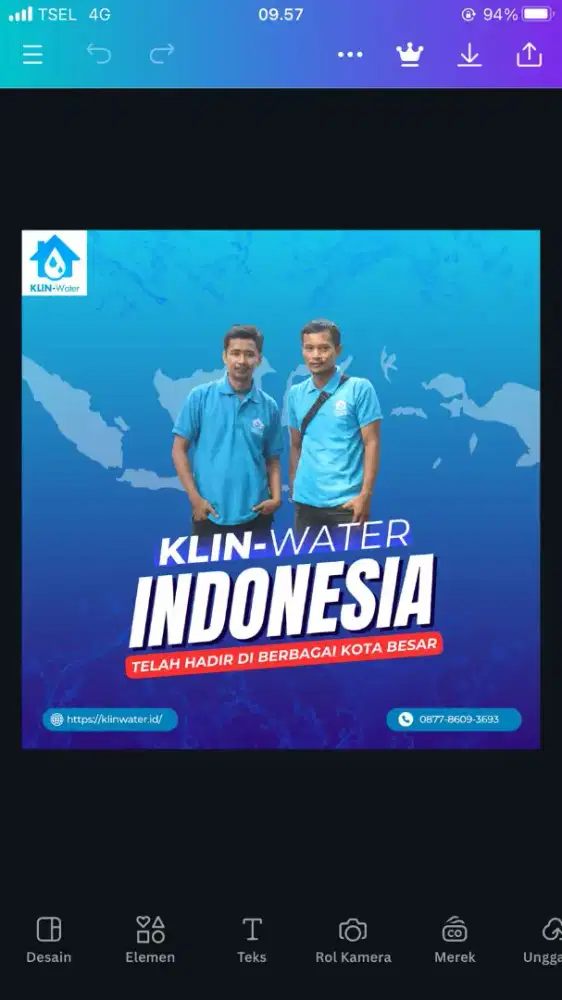 Teknisi cuci toren dan pipa air bersih