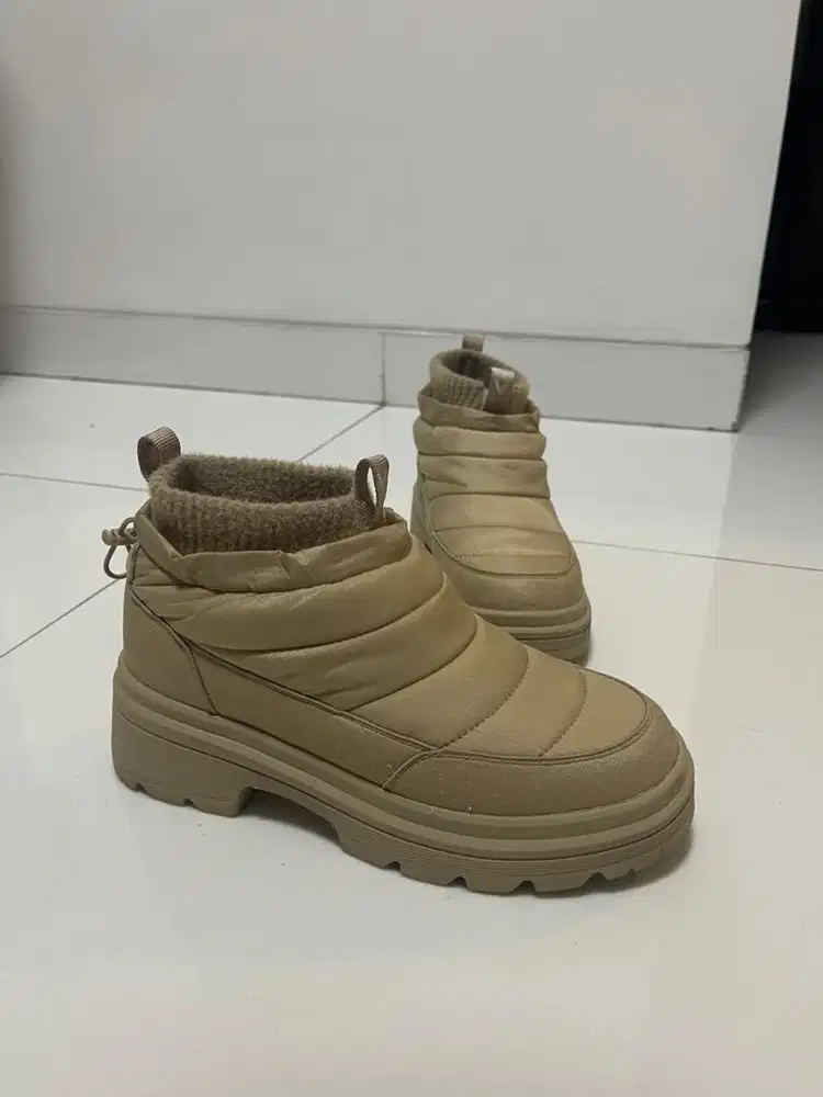 Sepatu Winter VIVAIA waterproof warm boots (LIKE NEW)